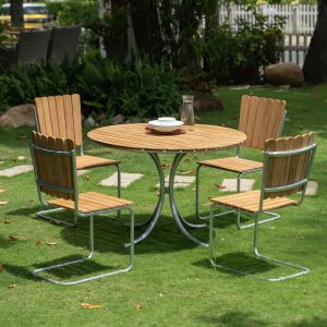 Möllan utegrupp i teak: 4 st stolar med matbord Ø110 cm + Rengöringsspray för utemöbler