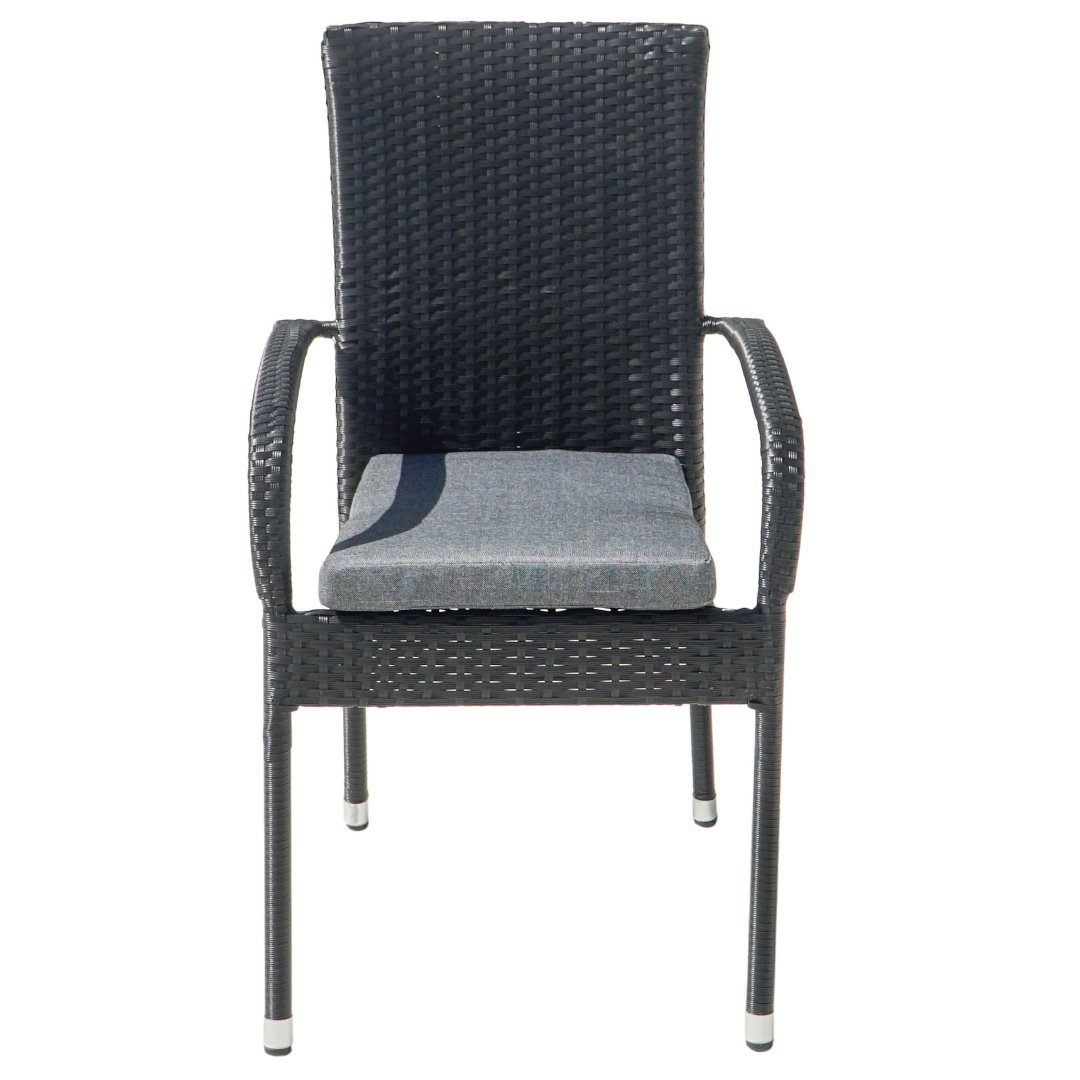 Svart stapelbar utestol i konstrotting med grå sittdyna utomhus