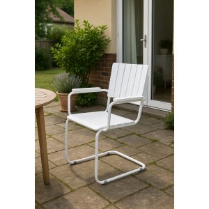 Utestol vit med armstöd Holmsund - Skandinavisk design