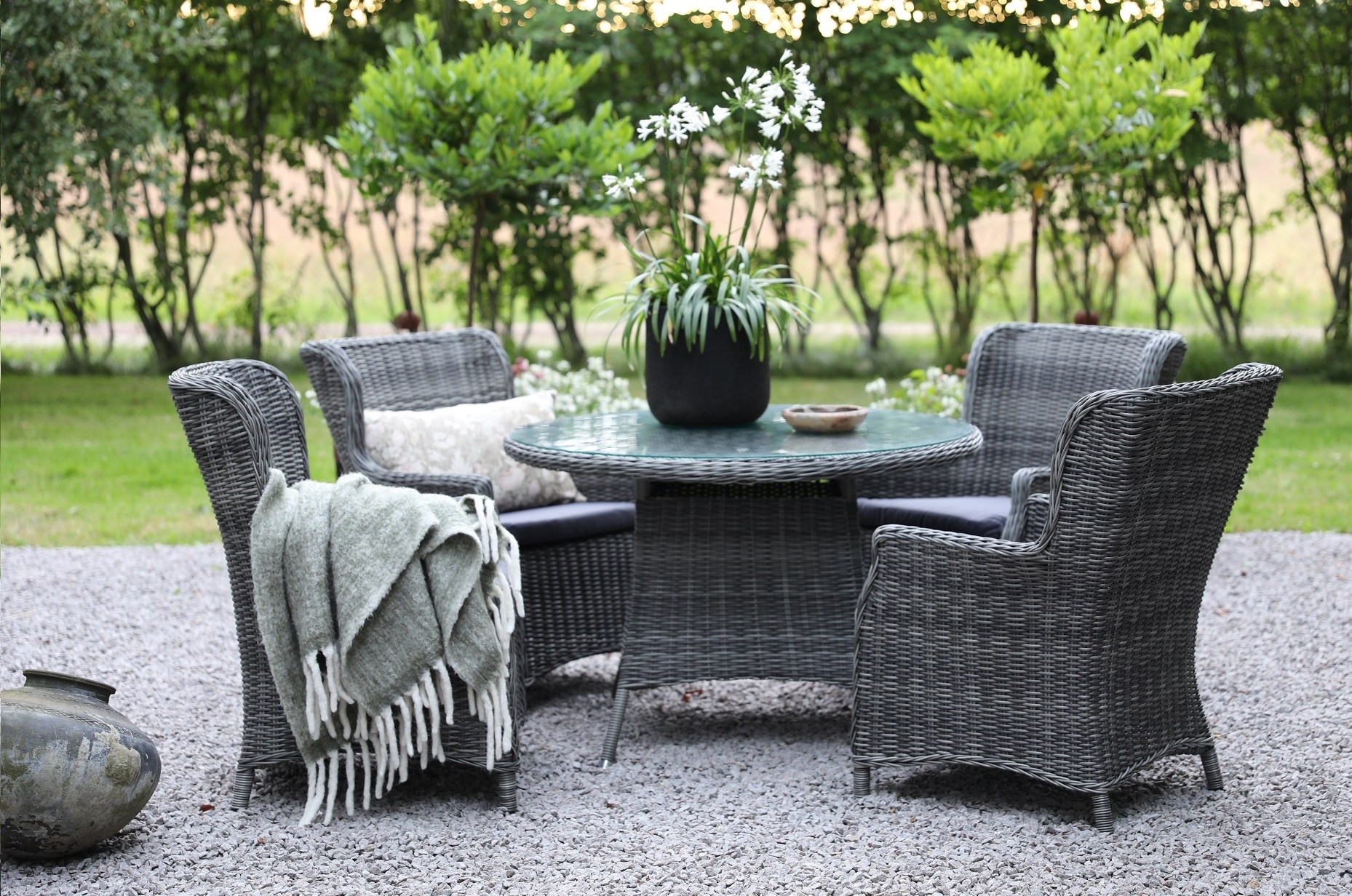 Utemöbler runt utebord grå rotting Jacksonville - Skånska Möbelhuset