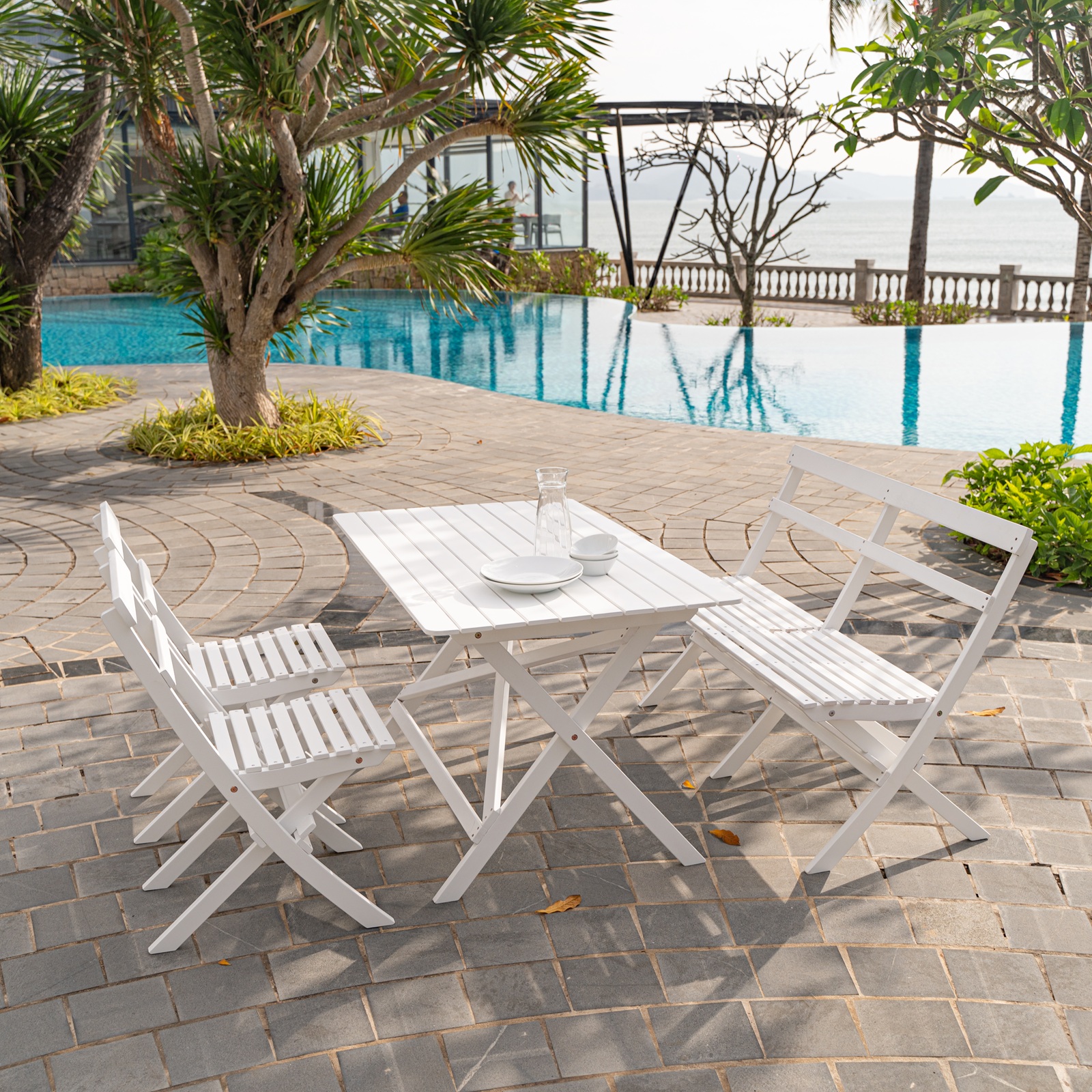 Klassisk vit utemöbler matgrupp soffa 2 stolar bord trä